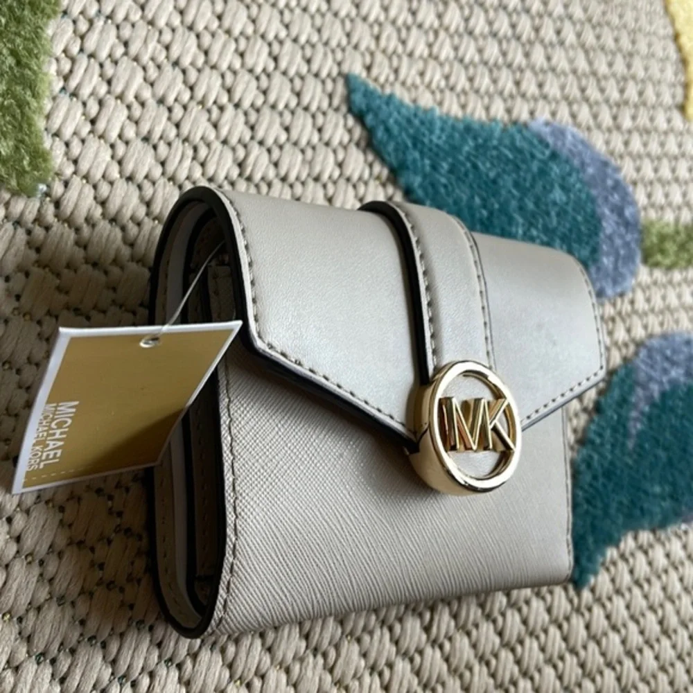 MICHAEL KORS CARMEN MEDIUM LOGO AND FAUX LEATHER WALLET LIGHT SAND